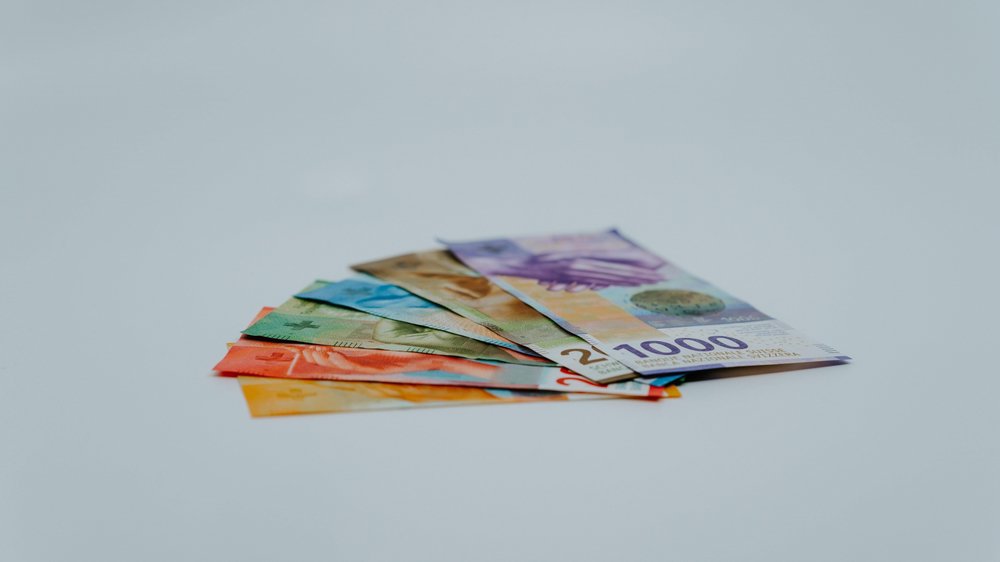 claudio-schwarz-purzlbaum-argent-francs-billets-unsplash