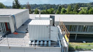 Chauffage à distance: une centrale à pellets provisoirement installée au Centre scolaire à Crans-Montana
