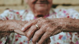 Troubles cognitifs chez les aînés: une formation gratuite pour les particuliers et les non-soignants